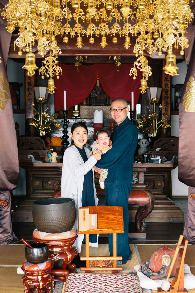 お寺での家族写真