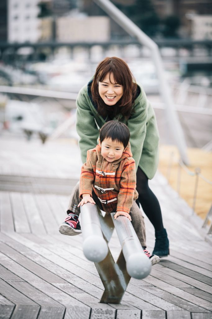 子供の遊びを見守るお母さんー１