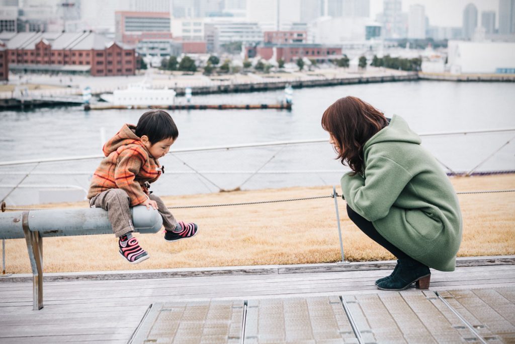 子供の遊びを見守るお母さんー２