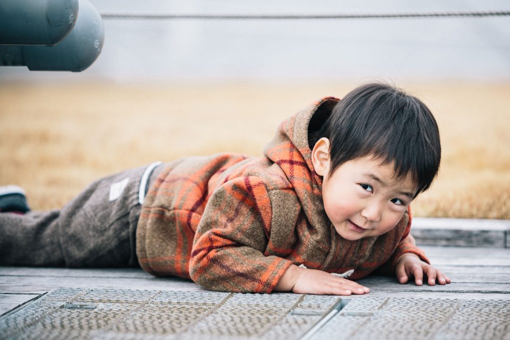 転んでもへっちゃら、元気な男の子