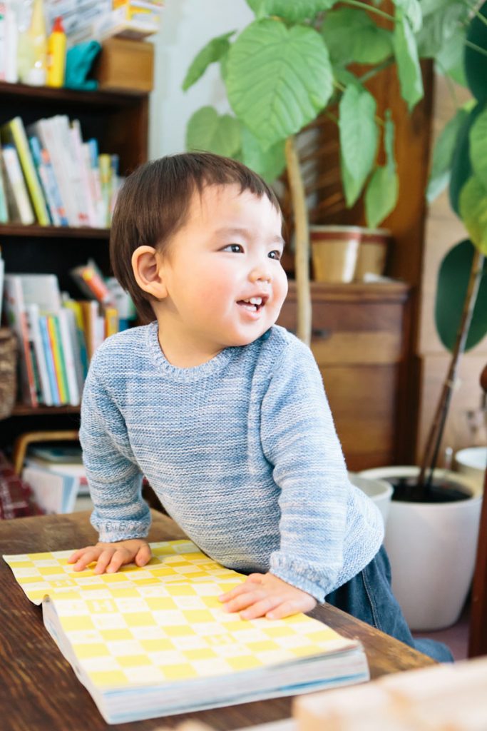 絵本を読み終わってご機嫌な表情の男の子