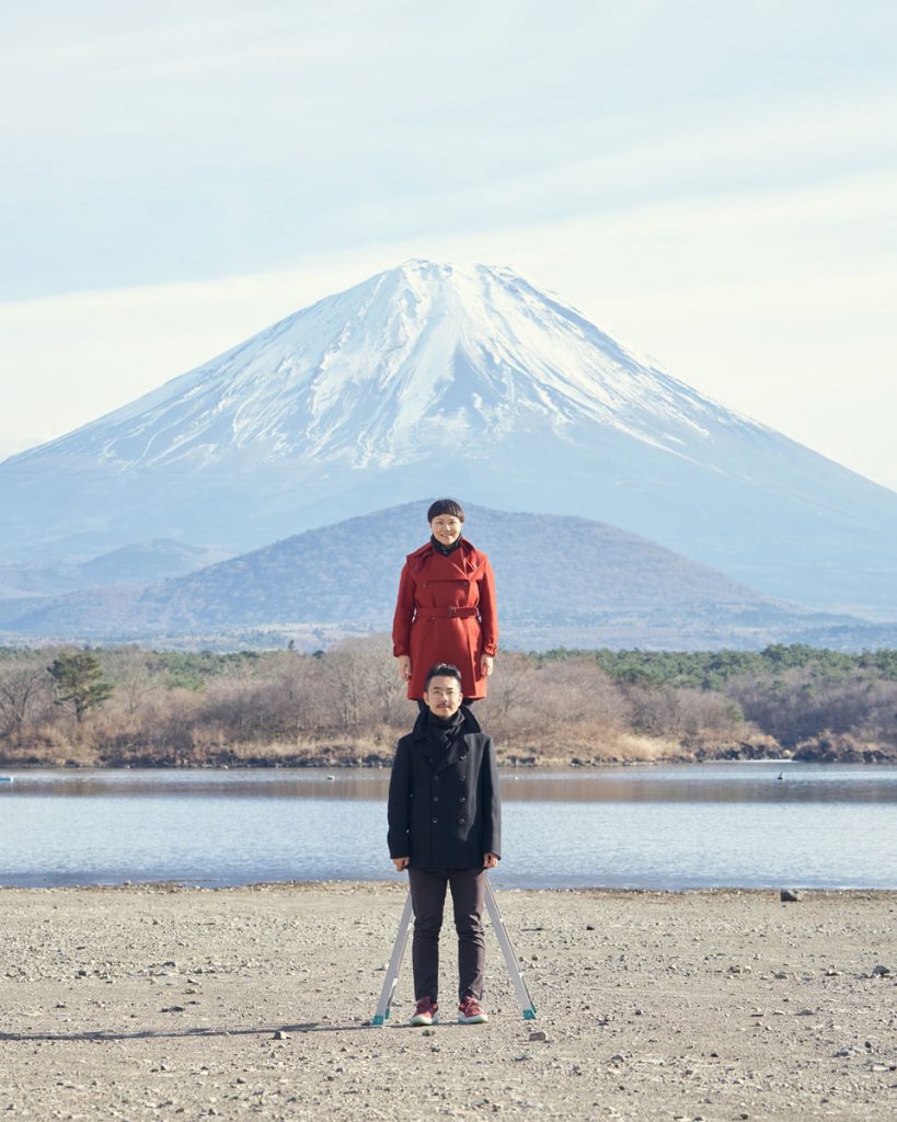 若松写真館の2017年の年賀状、富士山バックに縦に並んでみた。精進湖にて。