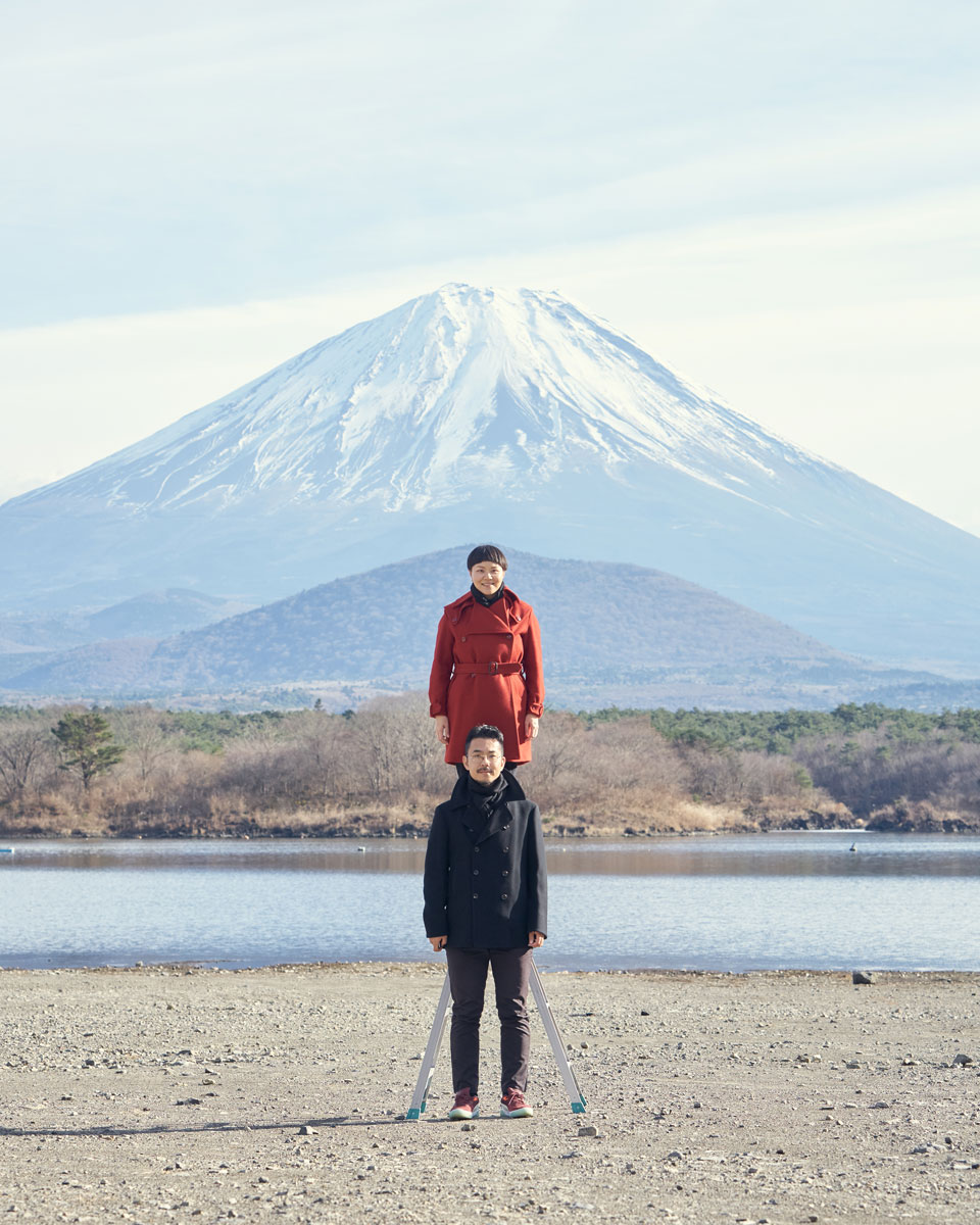 若松写真館の2017年の年賀状、富士山バックに縦に並んでみた。精進湖にて。