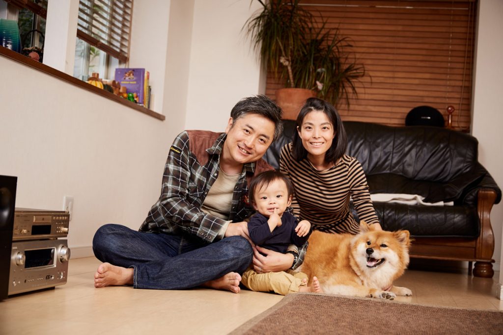 家族のポートレート、部屋にて