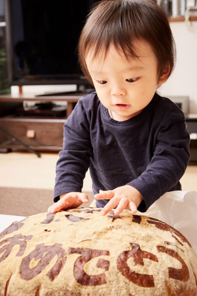 一升パンに興味津津な男の子