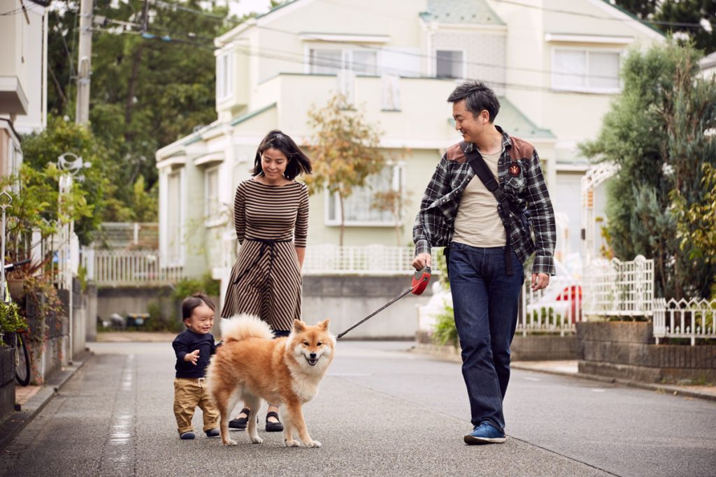 お散歩に出かける家族のシーン
