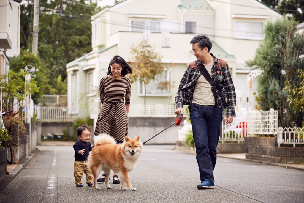 お散歩に出かける家族のシーン