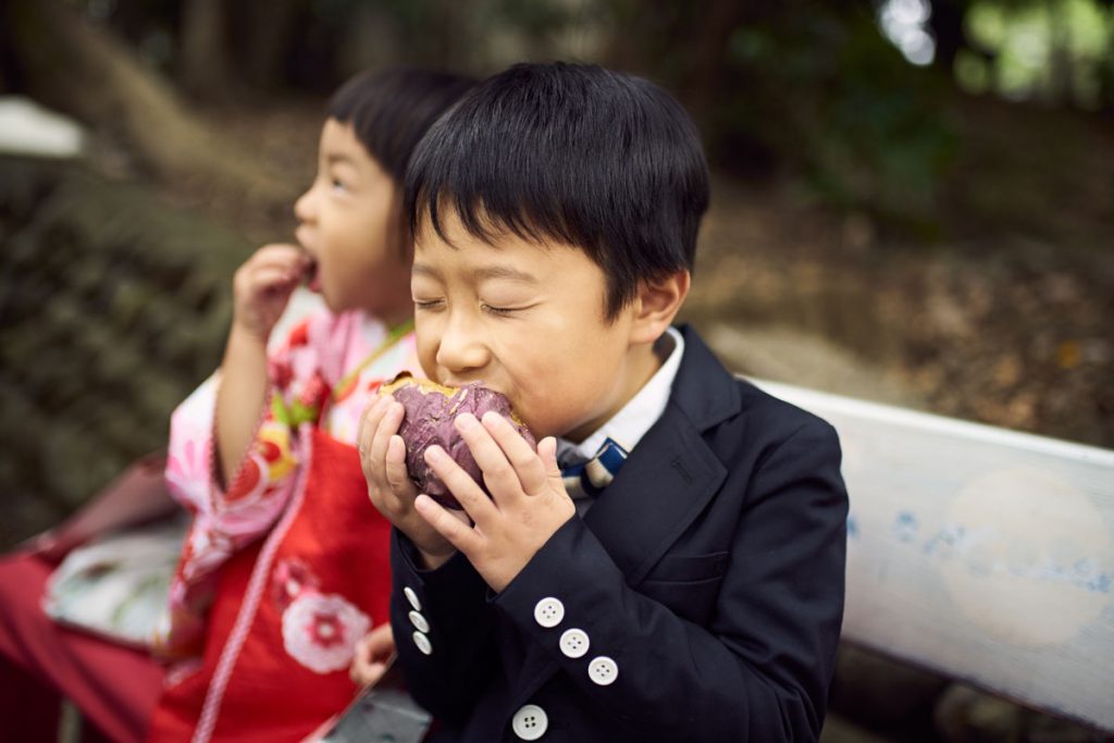 焼き芋を頬張る男の子