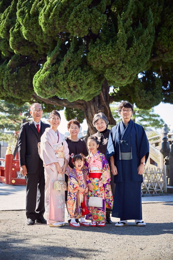 おじいちゃんおばあちゃんも一緒に七五三の記念写真