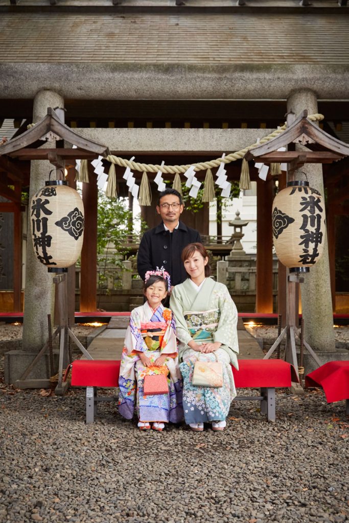 親子三人でにっこり、神社にて