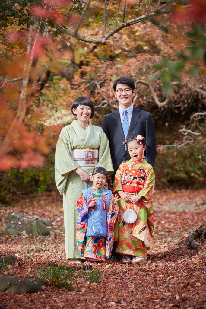 紅葉の中、親子で七五三記念写真