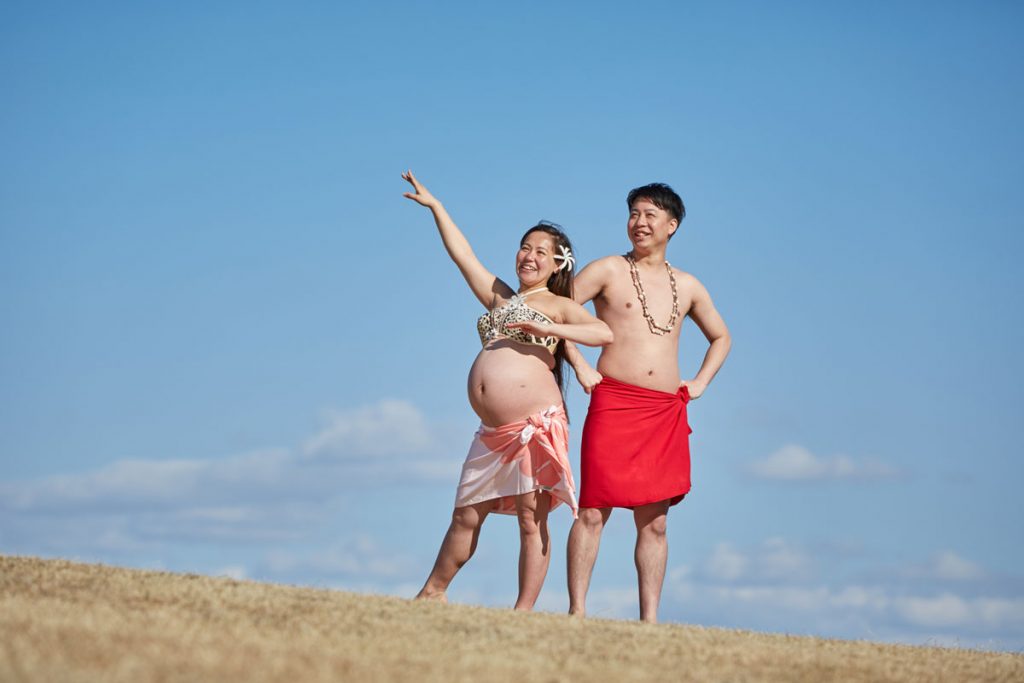 フラダンスのポーズを決める妊婦