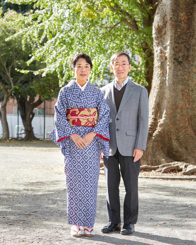 写真を楽しむシニア世代のご夫婦