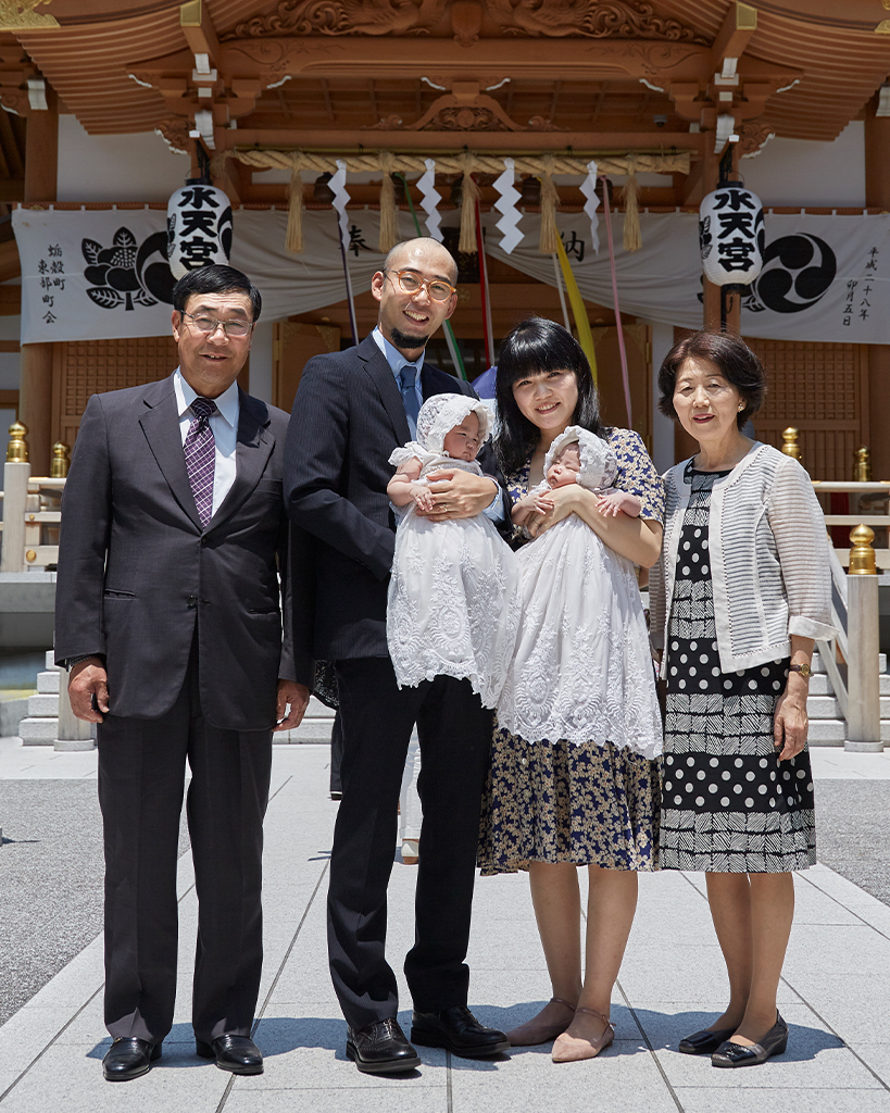 家族でお宮参り、双子の赤ちゃん