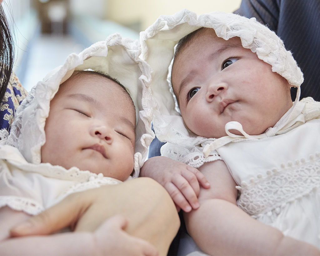 寄り添う双子の赤ちゃん